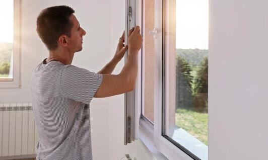 Dlaczego terminowość w naprawie okien jest kluczowa dla komfortu?