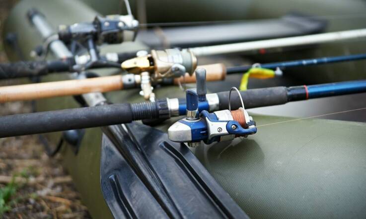 Wybór akcesoriów biwakowych dla fanów wędkarstwa morskiego