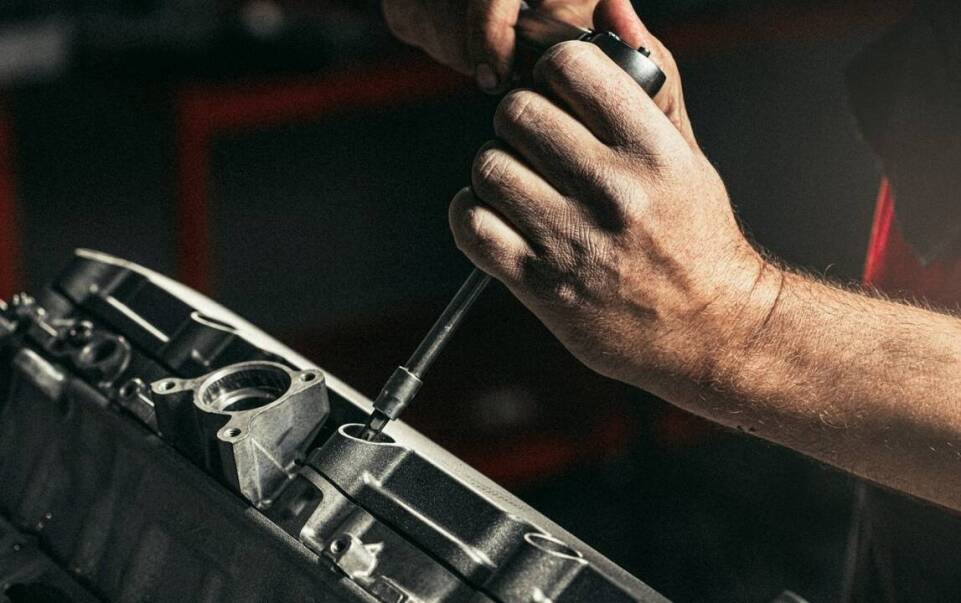 Jakie błędy można popełnić przy wymianie prowadnic zaworów?