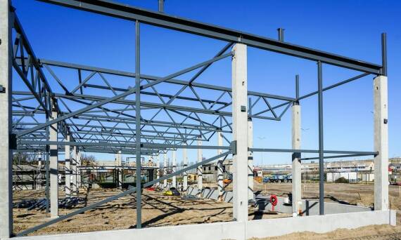 Zalety stosowania konstrukcji stalowych w budowie wiat na materiały budowlane