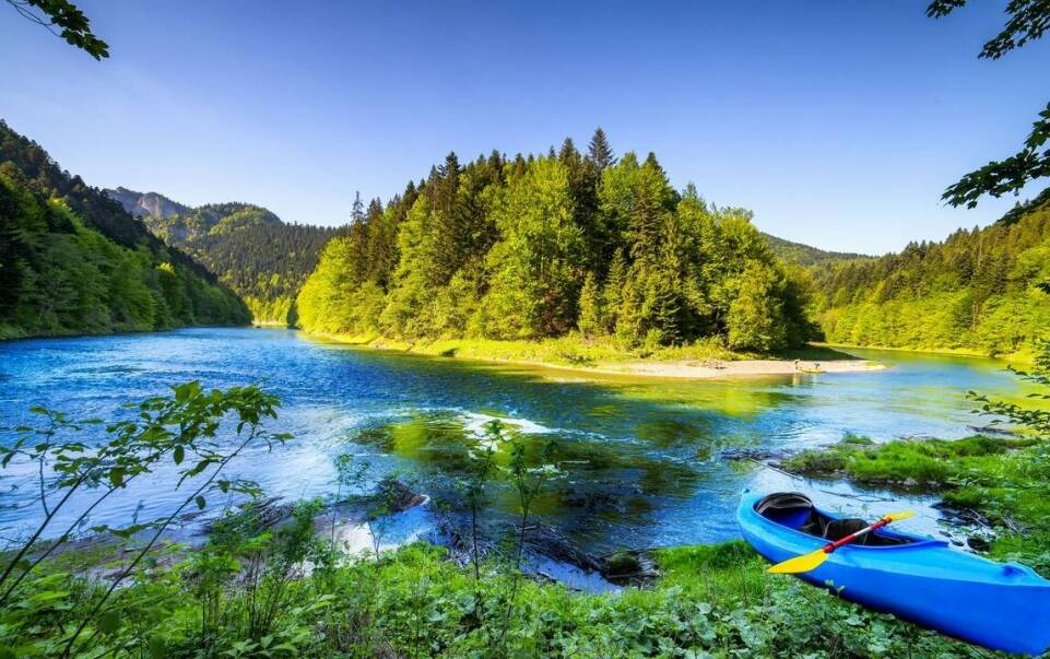 Organizacja spływów kajakowych: Jakie usługi dodatkowe oferujemy?