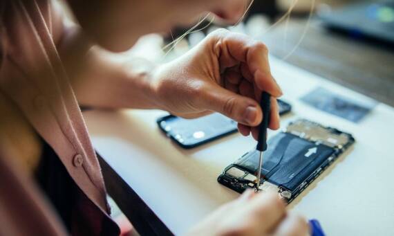 Jakie usługi dodatkowe oferuje serwis podczas naprawy szybki iPhone?