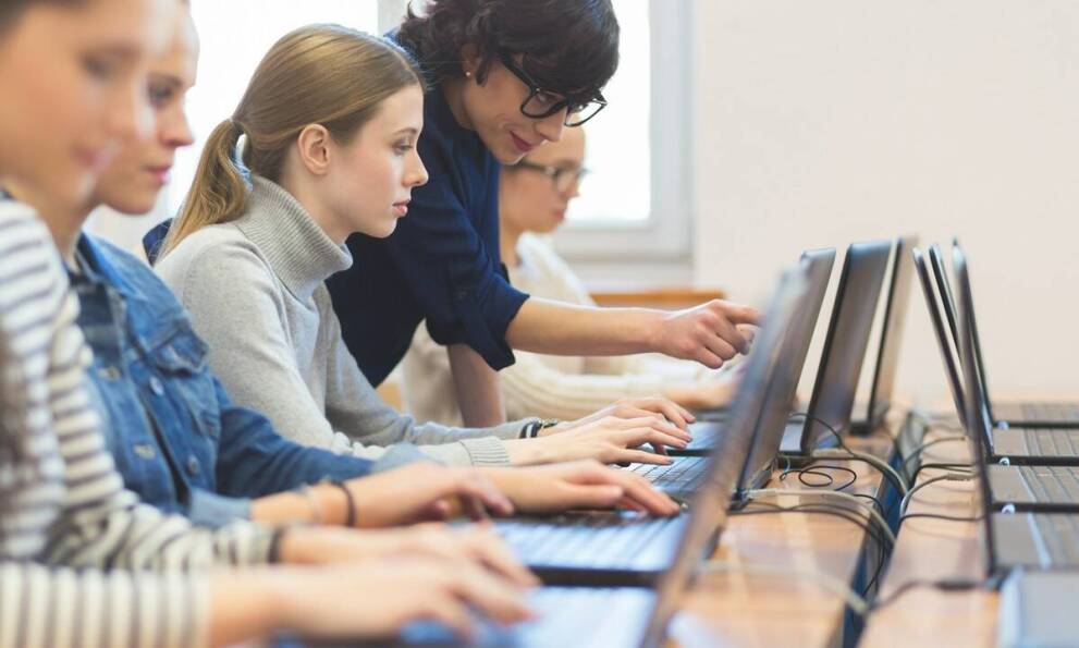 Jakie innowacyjne metody nauczania stosowane są na studiach podyplomowych w Łomży?