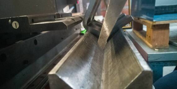 Porównanie giętarek ręcznych i hydraulicznych - które lepiej wybrać?