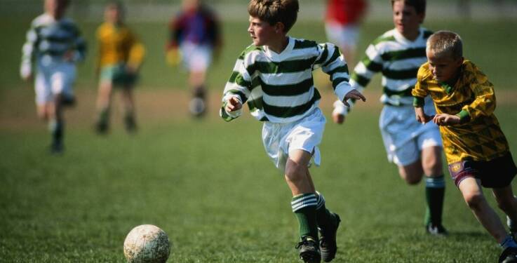 Organizacja turniejów piłkarskich przez szkółkę – jakie korzyści przynoszą uczestnikom?