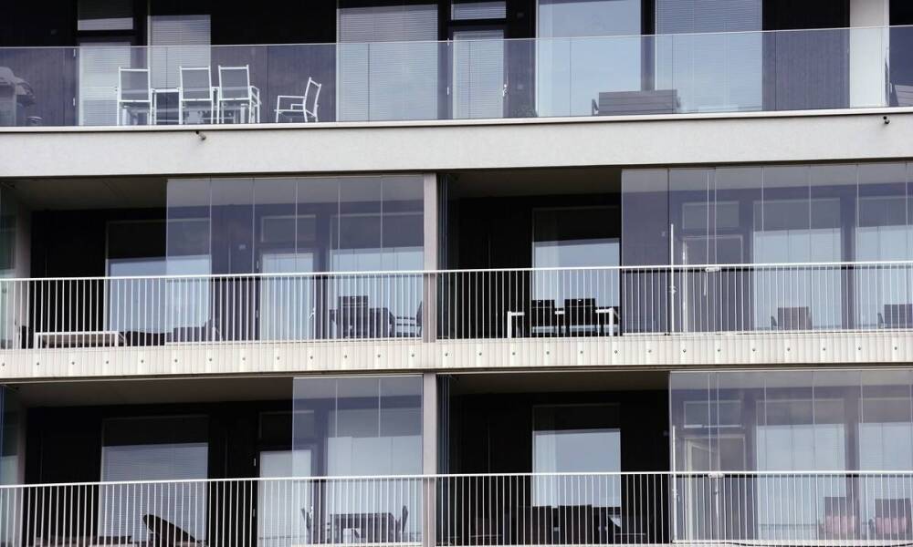 Bezpieczne balkony – jak załatwić formalności związane z kratami?