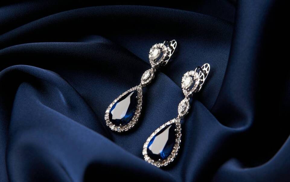 Jak wybrać idealny pierścionek z kamieniami szlachetnymi na specjalną okazję?