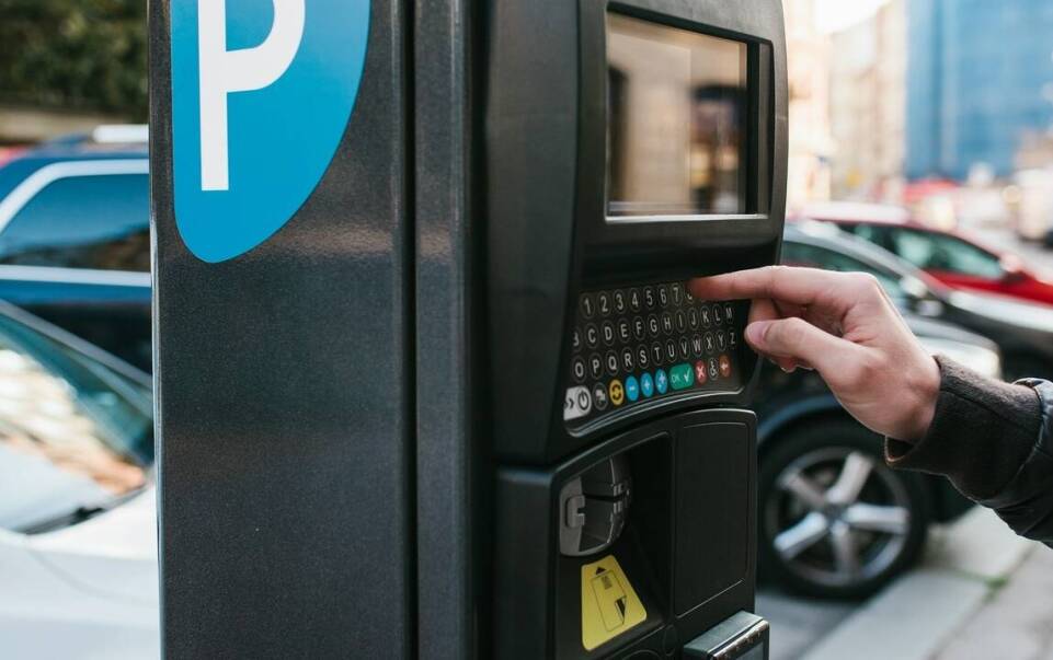 Jakie są korzyści z zastosowania automatycznych raportów w zarządzaniu parkingami?