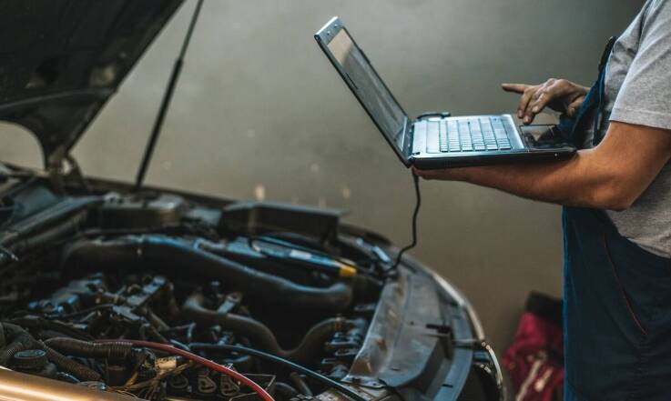 Jakie są etapy procesu diagnostyki komputerowej w serwisie samochodowym?