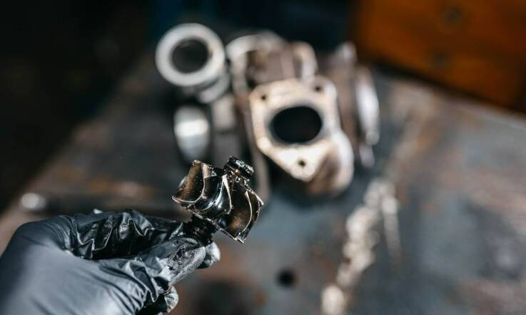 Jakie są etapy procesu czyszczenia geometrii turbiny w profesjonalnym serwisie?