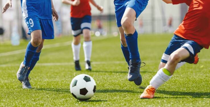 Jak treningi piłkarskie mogą pomóc w budowaniu pewności siebie u dzieci?