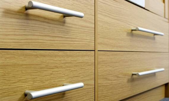 Komody drewniane z salonu meblowego Białystok: trwałość i elegancja