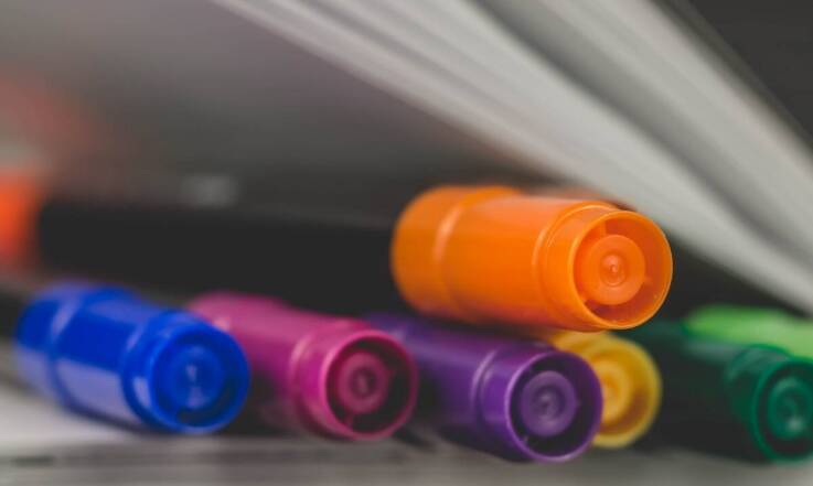 Wpływ kolorystyki długopisów reklamowych z logo na identyfikację wizualną marki