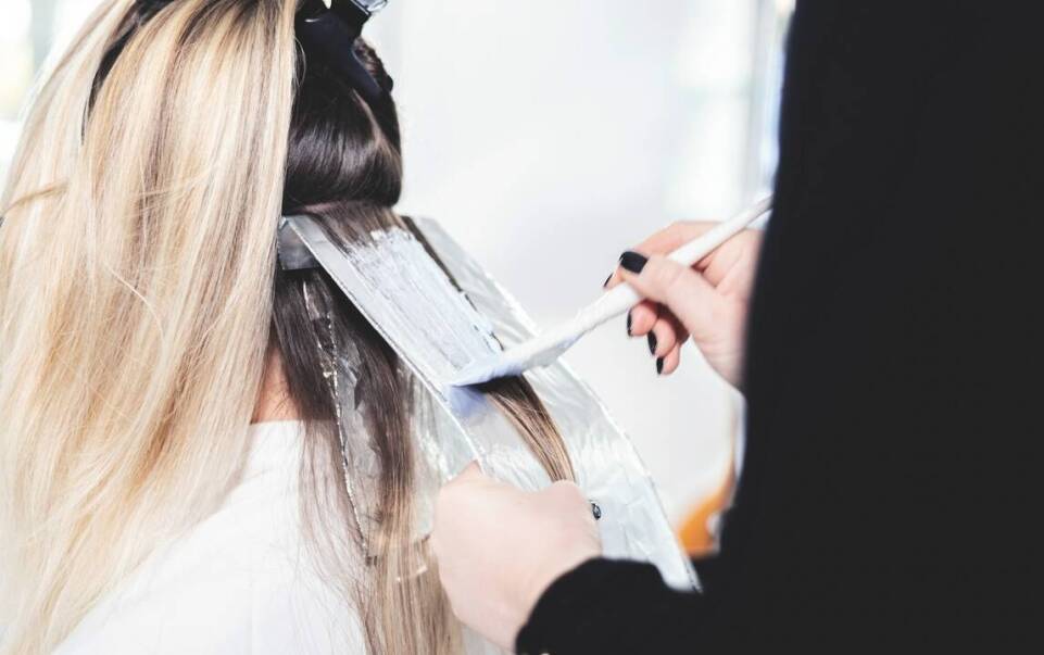 Jak dbać o włosy farbowane z pomocą fryzjera brwinów?