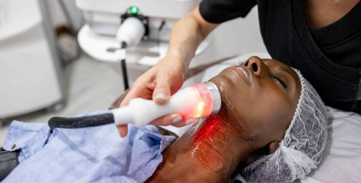 Jak lifting twarzy wpływa na elastyczność i jędrność skóry?