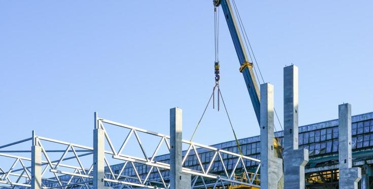 Jakie projekty można zrealizować przy użyciu dźwigów o dużym udźwigu w Chojnicach?