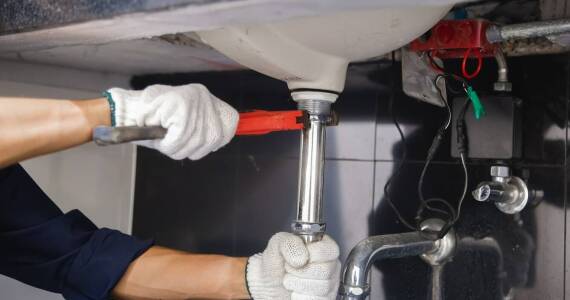 Jak "złota rączka" pomaga w nagłych wypadkach hydraulicznych?