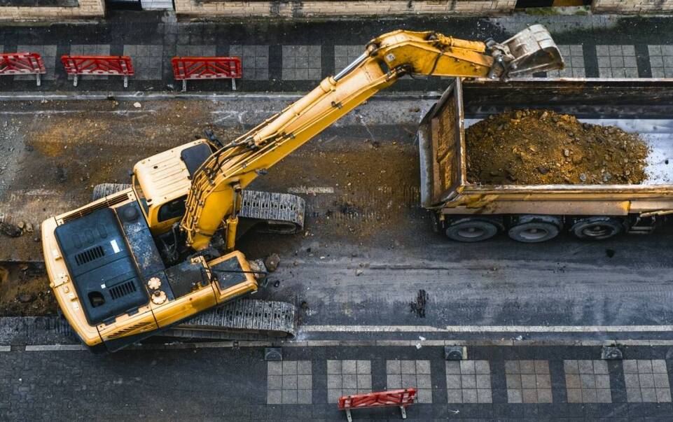 Jakie są etapy wdrożenia sieci światłowodowej w Warszawie?