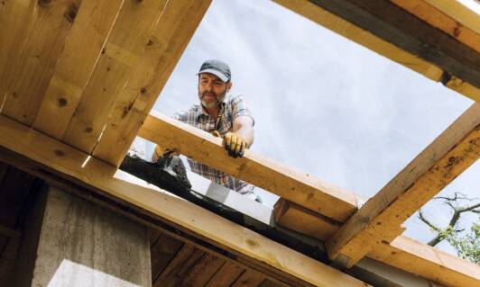 Jak nowoczesne technologie wpływają na efektywność montażu więźby dachowej?