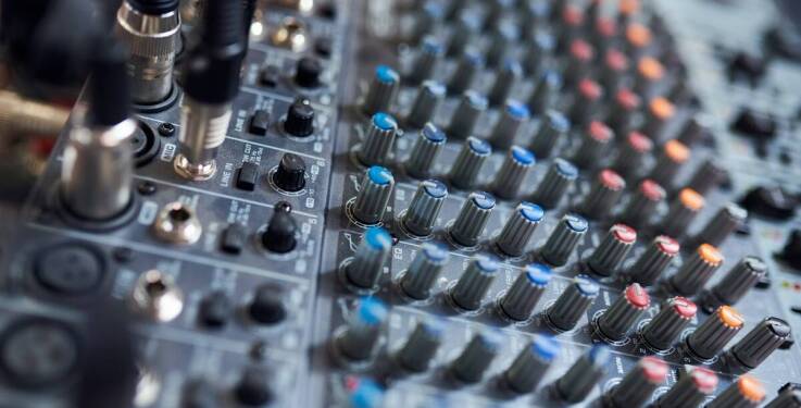 Jakie elementy techniczne są kluczowe dla udanego nagłośnienia imprez?