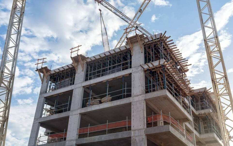 Jakie są wyzwania związane z wynajmem dźwigów?