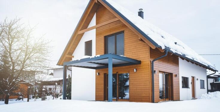 Rola izolacji termicznej w domkach kanadyjskich