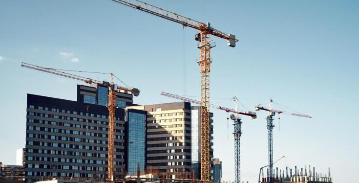 Dostosowanie dźwigów do różnych środowisk budowlanych: co warto wiedzieć?