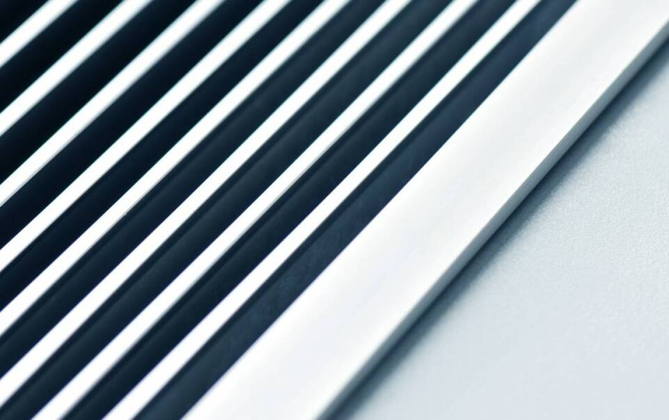Jak galwanizacja poprawia funkcjonalność metalowych systemów meblowych?