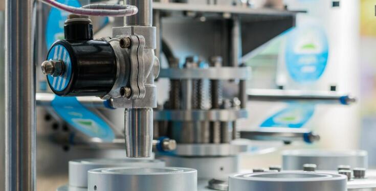 Rola aplikatorów etykiet towa w poprawie jakości oznaczania produktów