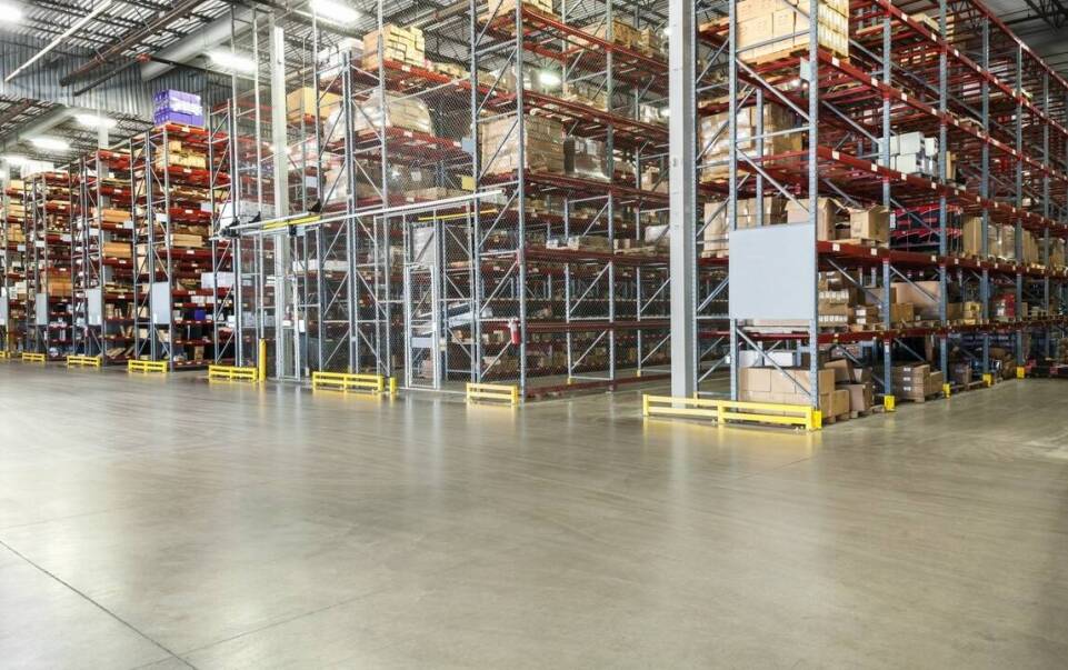 Nowoczesne technologie w redukcji kosztów utrzymania hal magazynowych