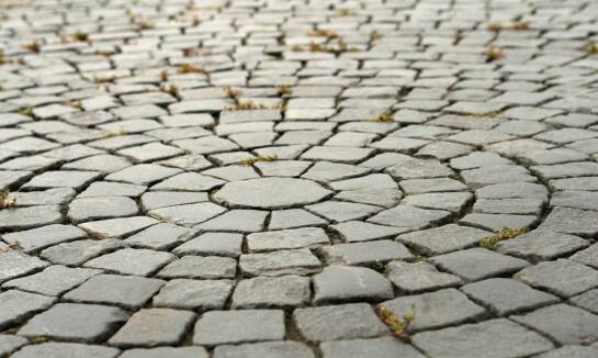 Kluczowe funkcje fug do bruku w systemach brukowych