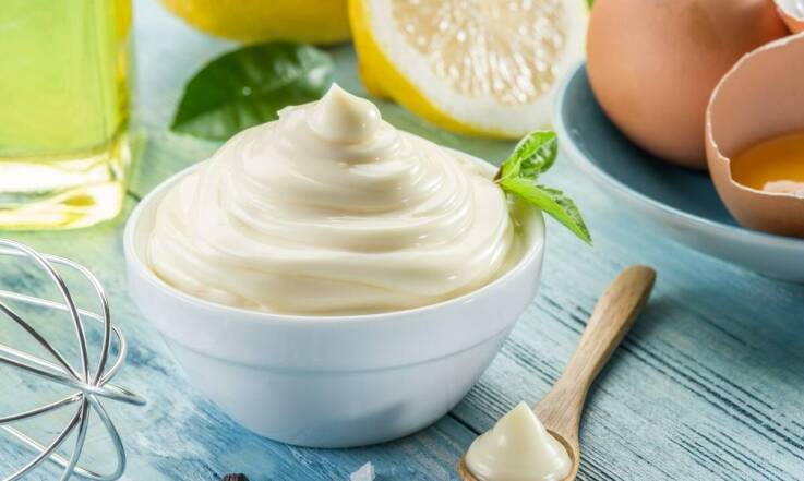 Jakie znaczenie mają lokalne składniki w produkcji majonezów przez polskiego producenta?