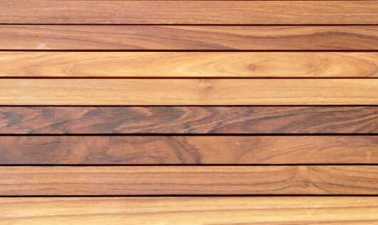 Antypoślizgowe właściwości deski elewacyjnej – bezpieczeństwo przede wszystkim