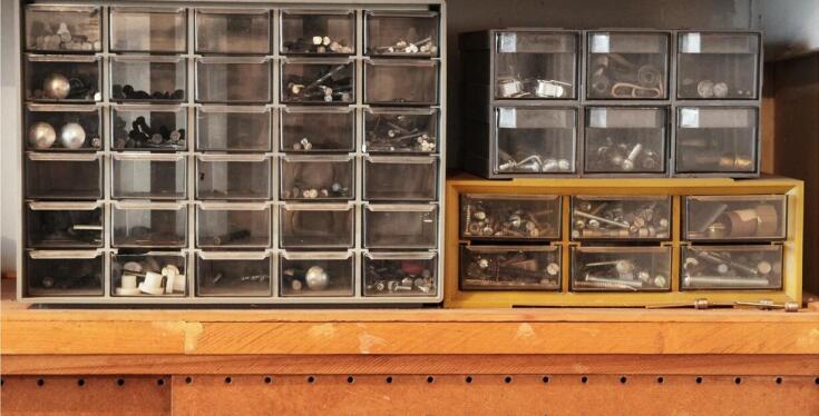 Profesjonalne podejście do renowacji - jak wybrać odpowiednią "lakiernię mebli"?