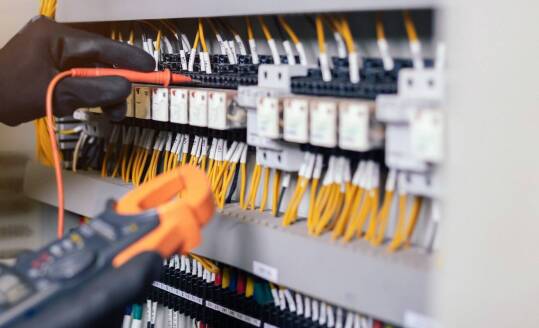 Modernizacja Systemów Elektrycznych z Elektrykiem w Środzie Śląskiej