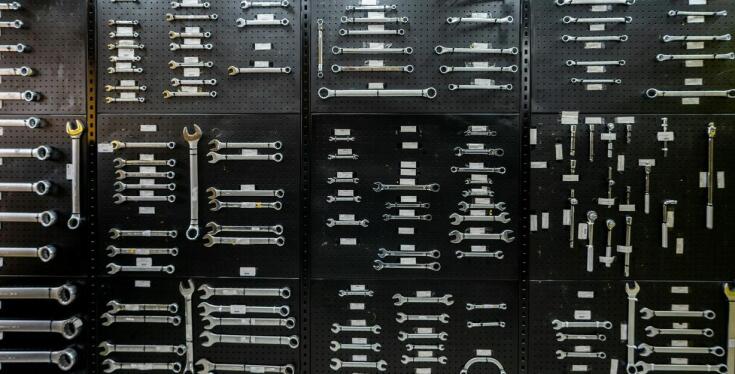 Jakie korzyści oferuje skoroszyce sklep rolniczy w zakresie wyboru części do maszyn?