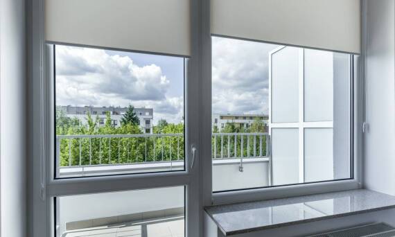 Jakie są zalety zintegrowanego sterowania roletami i bramami garażowymi?