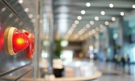 Dźwiękowe systemy ostrzegawcze: jak wpływają na ewakuację podczas pożaru?