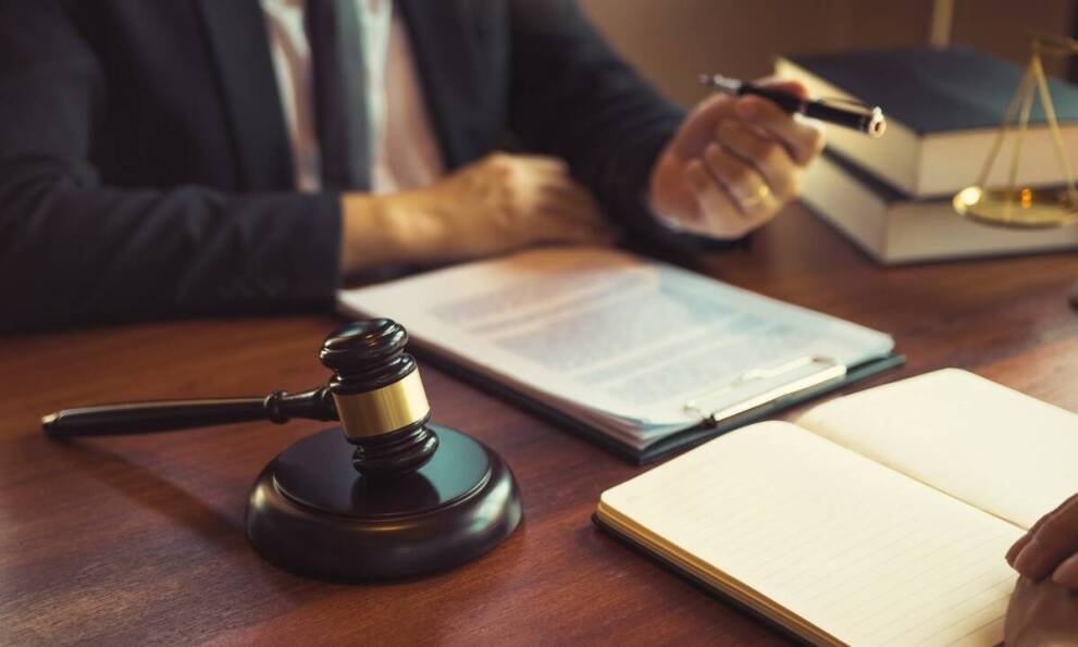 Jakie są korzyści z zatrudnienia adwokata przy oskarżeniach o oszustwa podatkowe?