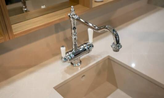 Jak wybrać idealne blaty do kuchni z meblami na zamówienie?