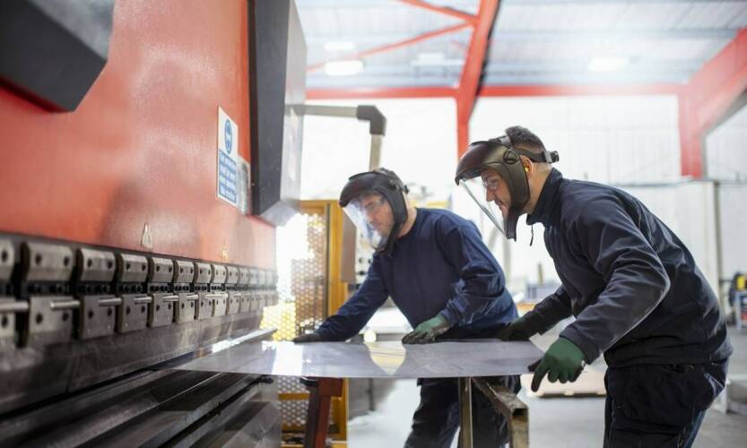 Procesy obróbki blach nierdzewnych: co oferuje nowoczesny producent?