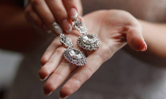 Nowoczesne kolczyki złote – jak wybrać idealny model dla siebie?