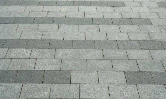 Dlaczego warstwa kontaktowa jest istotna w systemach brukowych?