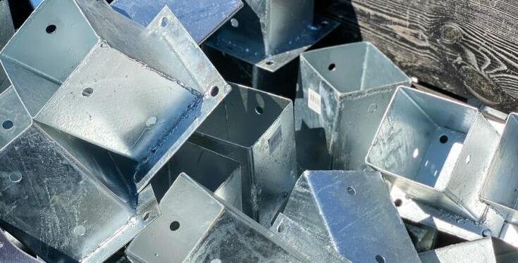 Jakie czynniki wpływają na wybór wsporników pod panele na dach płaski?