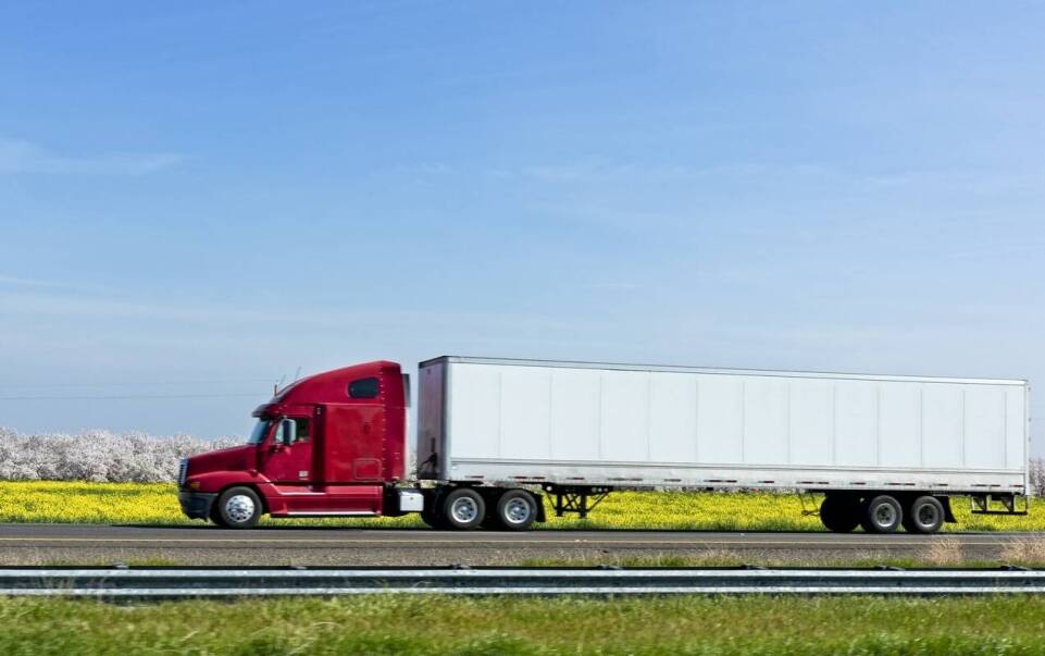 Dlaczego warto inwestować w zdobycie prawa jazdy ciężarowego?