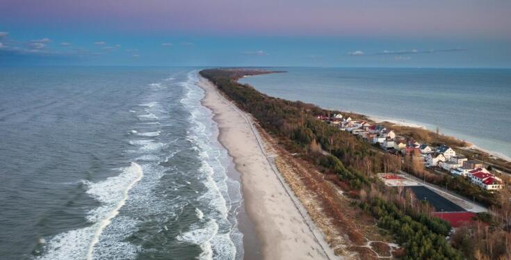 Zalety wynajmu domków 4 osobowych nad morzem dla miłośników sportów wodnych