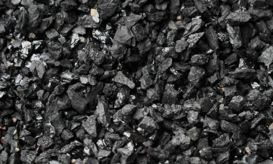 Różnice między węglem workowanym a luzem – co wybrać?