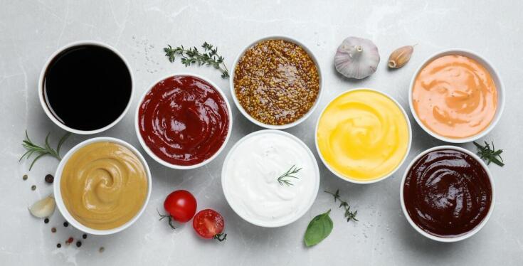 Sos czosnkowy jako kluczowy element w menu dla gastronomii