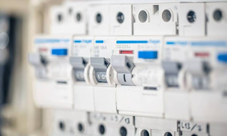 Sklep elektryczny: Jakie produkty są niezbędne do montażu wyłączników różnicowoprądowych?