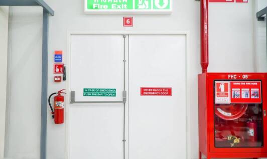 Rola bram przeciwpożarowych rolowanych w ochronie przed rozprzestrzenianiem się dymu i ognia